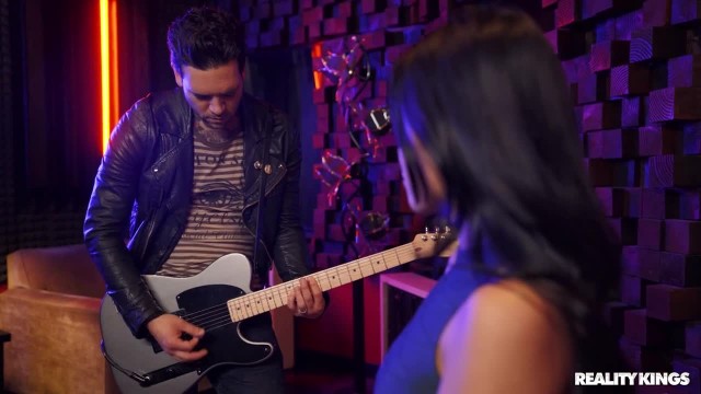 Как можно не потрахаться с любимым рок-гитаристом? - #2