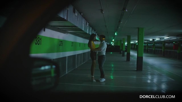 Две сластолюбивые малышки, готовые поделить между собой крупный хуй - #2