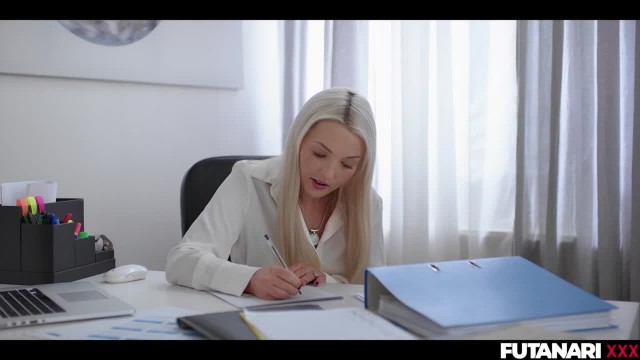 У начальницы вырос член, и она обязательно им воспользуется - #1