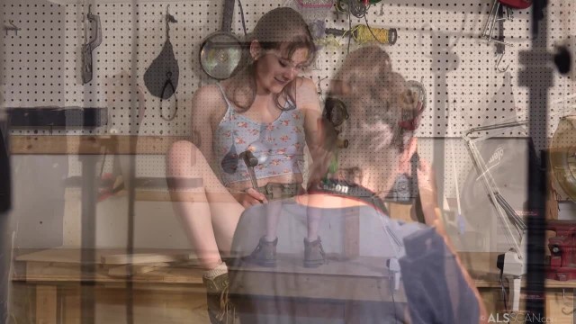 Пришла в гараж к папочке и решила показать глубины девственной киски - #1